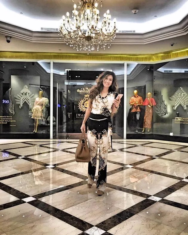 Kenalin, ini adalah Any Kusuma Dewi, seorang sosialita asal Jakarta yang punya kekayaan melimpah. Namun di balik kehidupannya yang glamour, kalian bakal nggak percaya jika Ia ternyata...