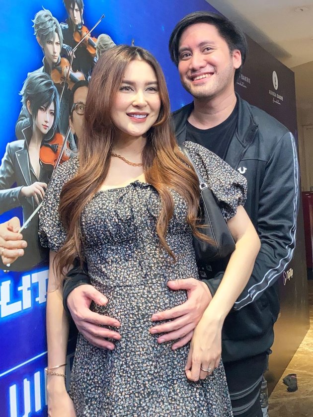Two Years of Postponing Having a Child, 10 Happy Photos of Kevin Aprilo and His Pregnant Wife - Highlighted Moment of Holding Wife's Stomach