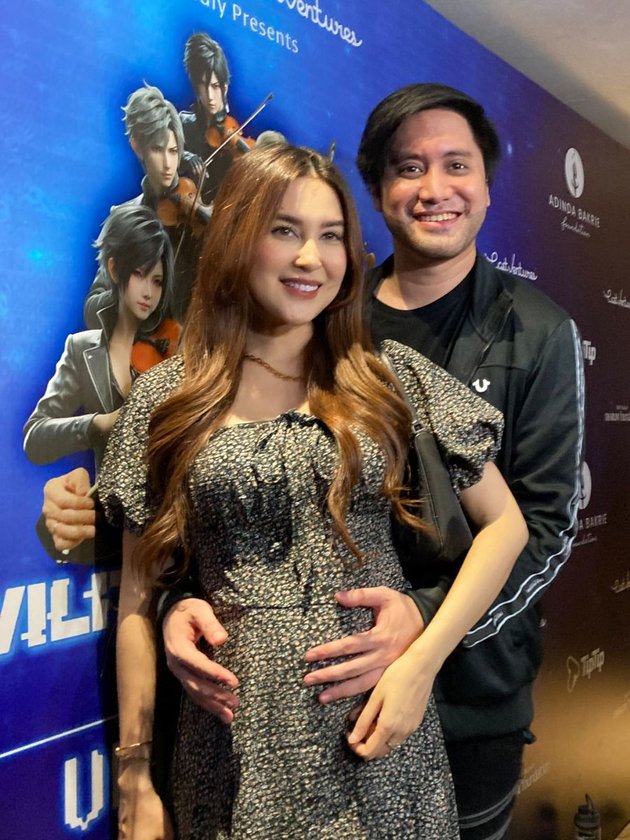 Two Years of Postponing Having a Child, 10 Happy Photos of Kevin Aprilo and His Pregnant Wife - Highlighted Moment of Holding Wife's Stomach