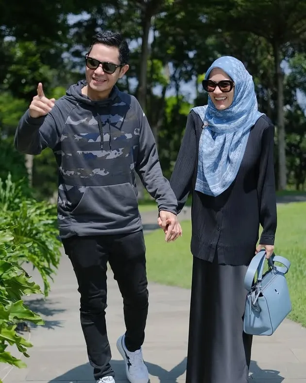 Dude Harlino dan Alyssa Soebandono bergandengan tangan