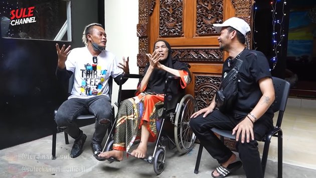 Sitting Weakly in a Wheelchair, 8 Latest Pictures of Dorce Gamalama who is Getting Thinner - Swollen Feet Due to Diabetes
