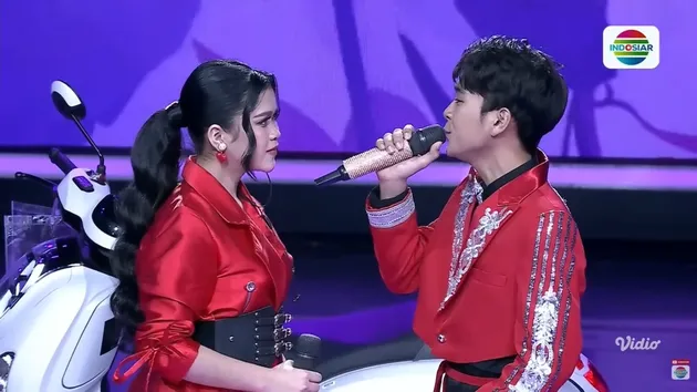 Arbil &amp; Zahra duet pakai baju merah
