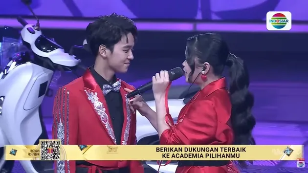 Zahra pegang pundak Arbil