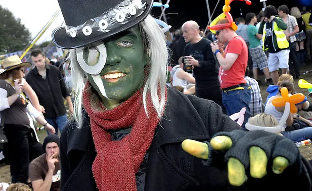 Pria ini berdandan seperti The Hitchers. Sudah cukup mirip, tapi terlalu menyeramkan untuk dipakai di sebuah festival...