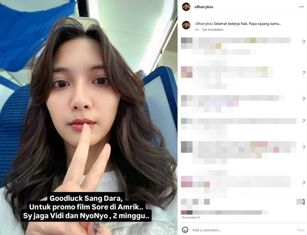 Sheila Dara duduk di kursi pesawat