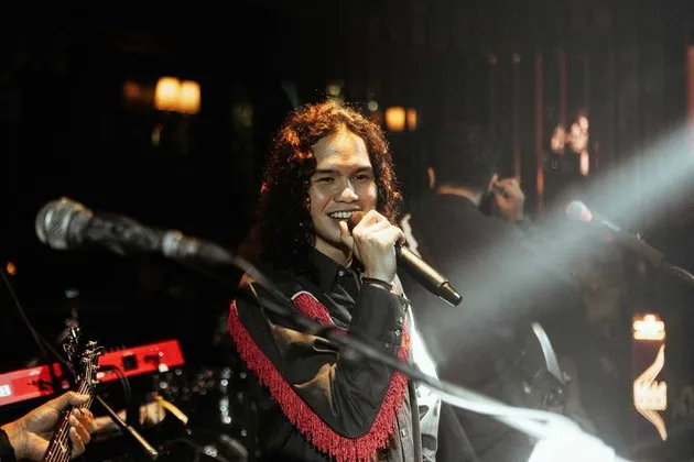 Dul Jaelani nyanyi di panggung