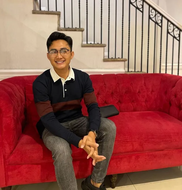 Penampilan Macho Bobby Tince