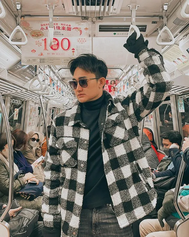 Penampilan Macho Bobby Tince