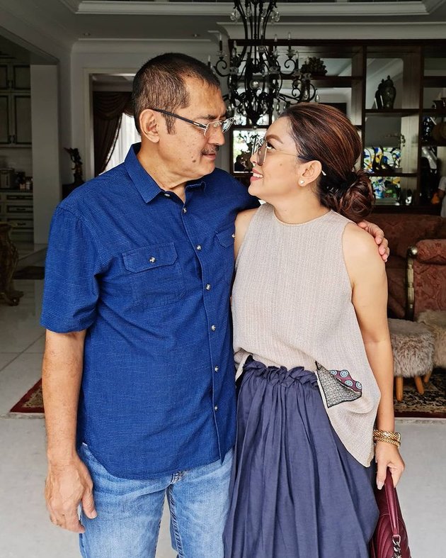 Once Ridiculed and Branded as a Homewrecker, 8 Latest Photos of Mayangsari and Bambang Trihatmodjo - Getting More Intimate Like Teenagers