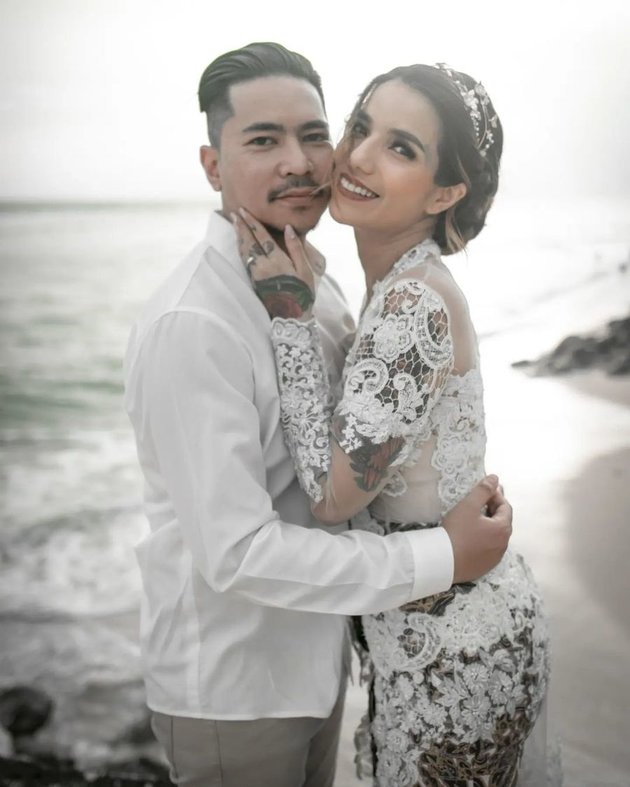 Formerly Rumored as Lesbian and Experienced Domestic Violence, Here are 8 Peaceful Portraits of Sheila Marcia's Life Now with Dimas Akira - Continuously Affectionate for Two Years of Marriage