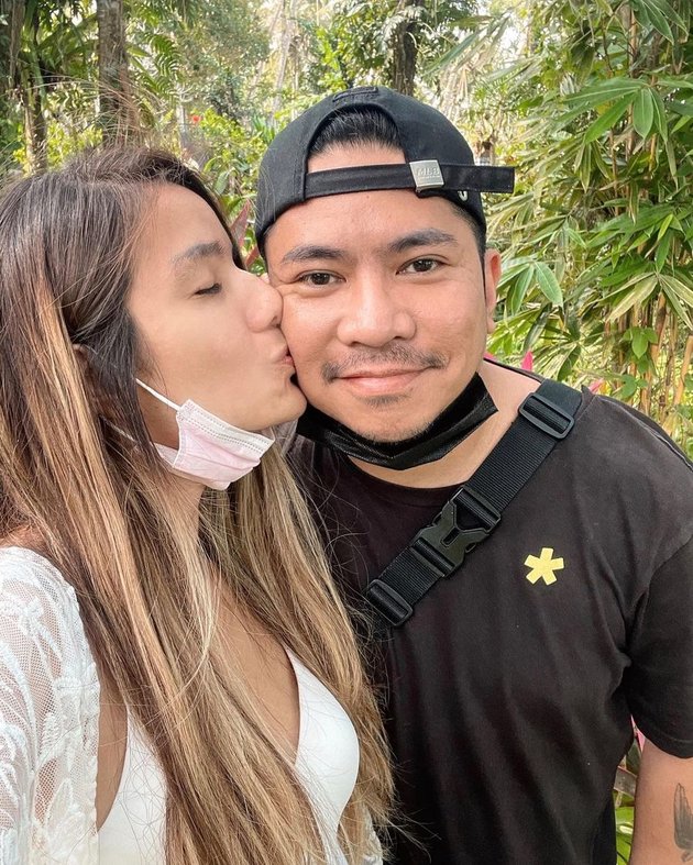 Formerly Rumored as Lesbian and Experienced Domestic Violence, Here are 8 Peaceful Portraits of Sheila Marcia's Life Now with Dimas Akira - Continuously Affectionate for Two Years of Marriage