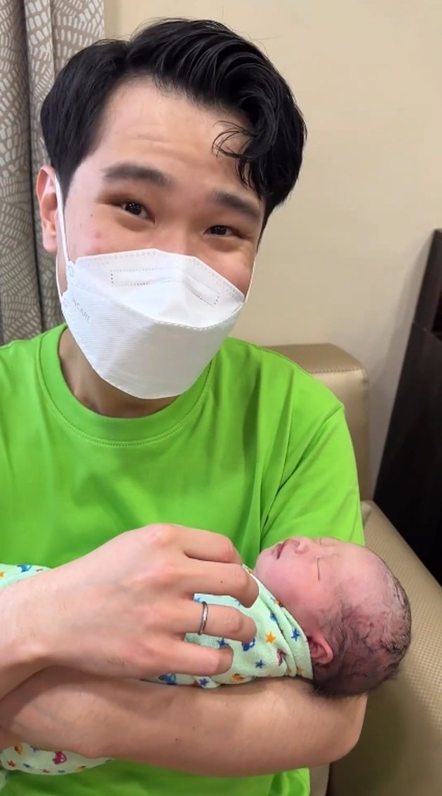 Formerly Known as a Gamer, Here's a Portrait of Jess No Limit Who is Now a Father - Moments of Carrying Baby No Limit in the Spotlight