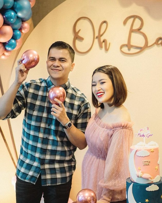 Formerly Thought to be Fake Pregnant, 8 Portraits of Rosiana Dewi's Celebration and Gender Reveal - Showing a Growing Baby Bump