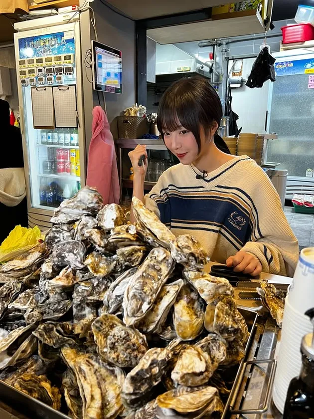 Tzuyang saat mukbang seafood