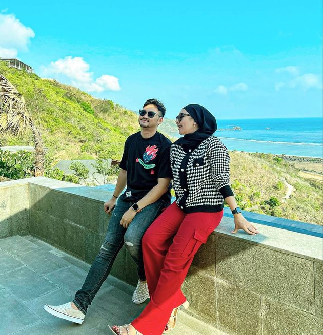 Once Called Incompetent as Dewi Perssik's Husband, 10 Photos of Angga Wijaya & His Wife Who Are Really Infatuated