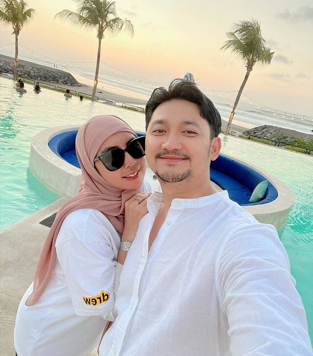 Once Called Incompetent as Dewi Perssik's Husband, 10 Photos of Angga Wijaya & His Wife Who Are Really Infatuated