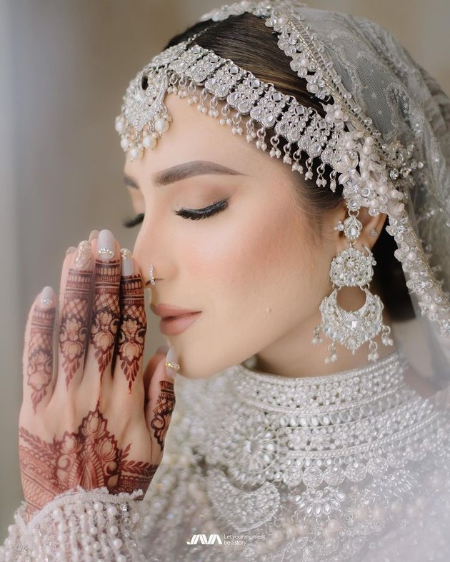 Shirin Safira mengumumkan kabar bahagia. Pada tanggal 29 Desember, wanita cantik berdarah Arab itu resmi menikah.
