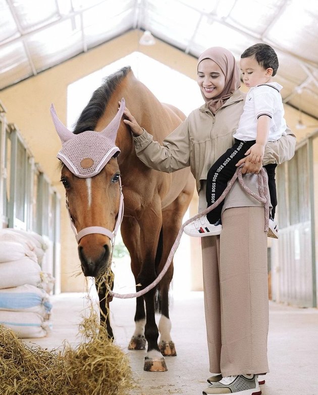 Once a Butterfly and now a Young Ustaz, Here are 10 Photos of Ukkasya who is Growing Up and Already Daring to Ride a Horse - Adorable Expressions 