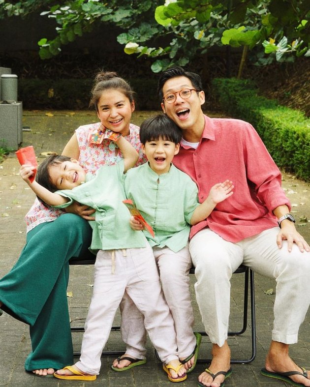 Former Convert Before Marriage, 8 Harmonious Portraits of Putri Titian and Junior Liem Celebrating Chinese New Year - Their Marriage Was Once Doubtful