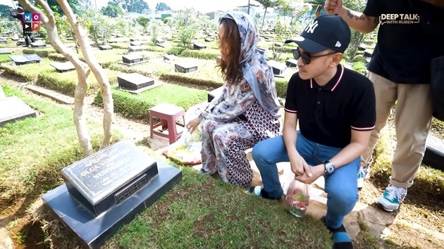 Once Lived Together, Portrait of Bunda Corla Accompanied by Ruben Onsu Visiting Olga Syahputra's Grave - Longing for an Old Friend
