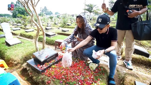 Once Lived Together, Portrait of Bunda Corla Accompanied by Ruben Onsu Visiting Olga Syahputra's Grave - Longing for an Old Friend