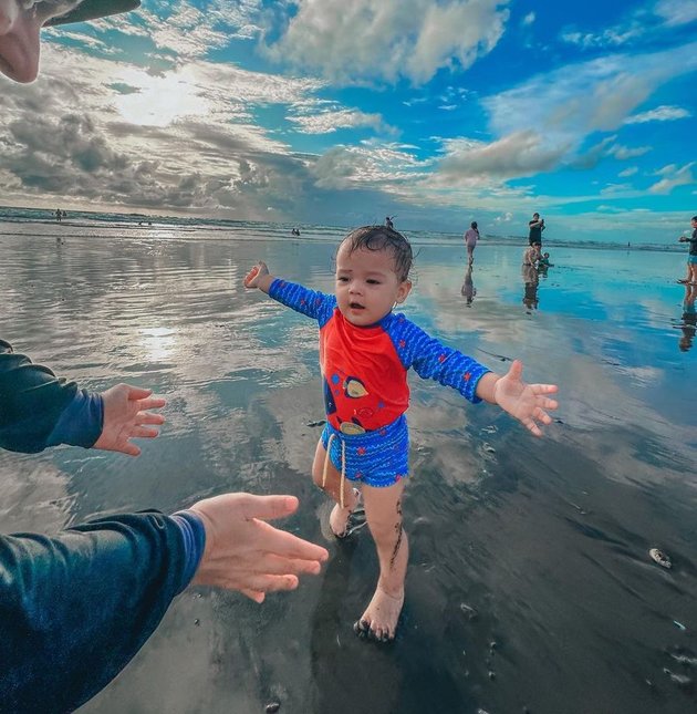 8 Portraits of King Zhafi, Fairuz A Rafiq's Third Child who is Already 1 Year Old, Now Even More Handsome and Cute Playing at the Beach