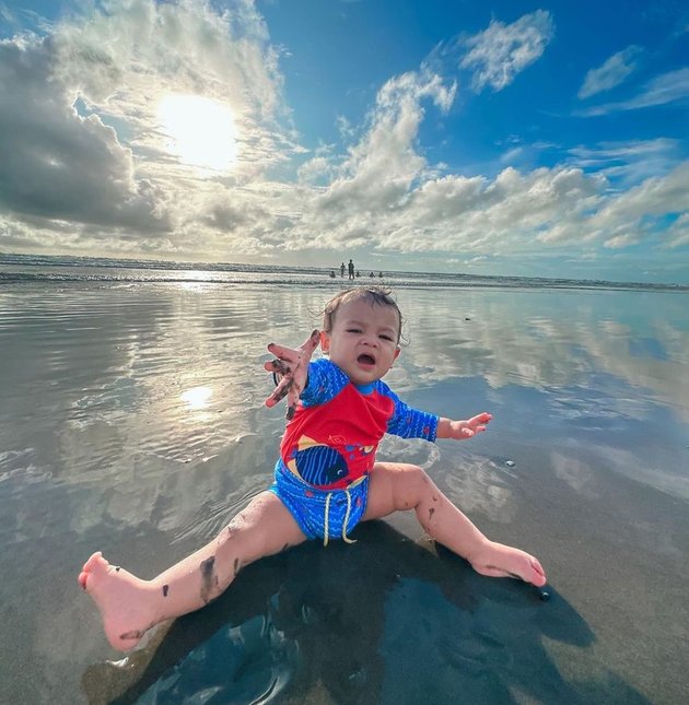 8 Portraits of King Zhafi, Fairuz A Rafiq's Third Child who is Already 1 Year Old, Now Even More Handsome and Cute Playing at the Beach