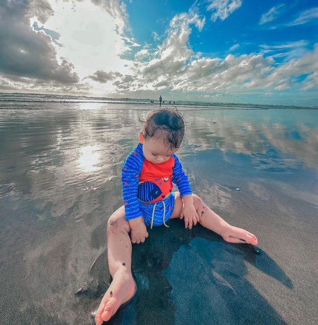 8 Portraits of King Zhafi, Fairuz A Rafiq's Third Child who is Already 1 Year Old, Now Even More Handsome and Cute Playing at the Beach