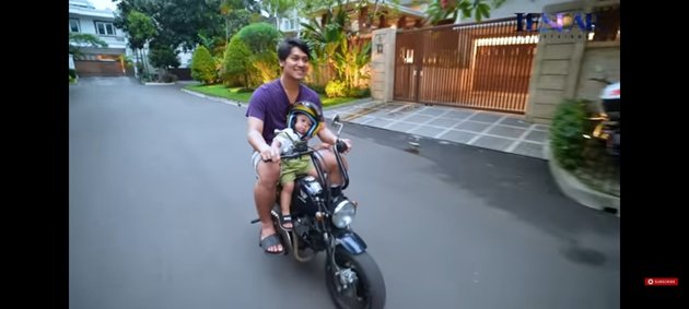   Once Criticized by Netizens, 8 Adorable Photos of Baby L, Lesti Kejora and Rizky Billar's Child, Riding a Motorcycle
