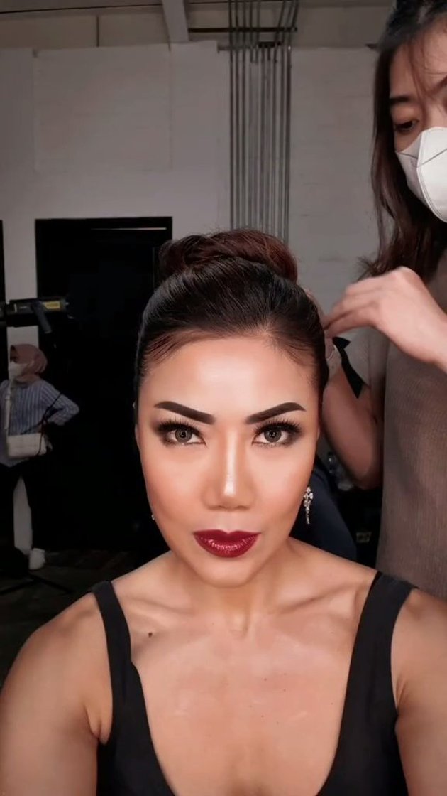 Former Wife of Ari Wibowo, Inge Anugrah's Transformation from Simple to Glamorous - Now a Director