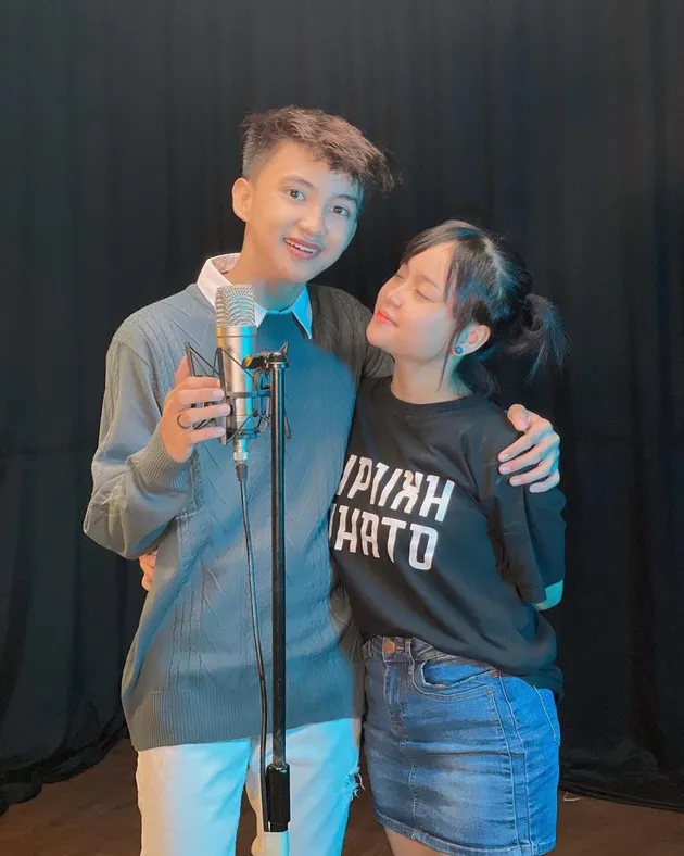 Potret mesra DIni LIDA dan Wahyu Kadeo.