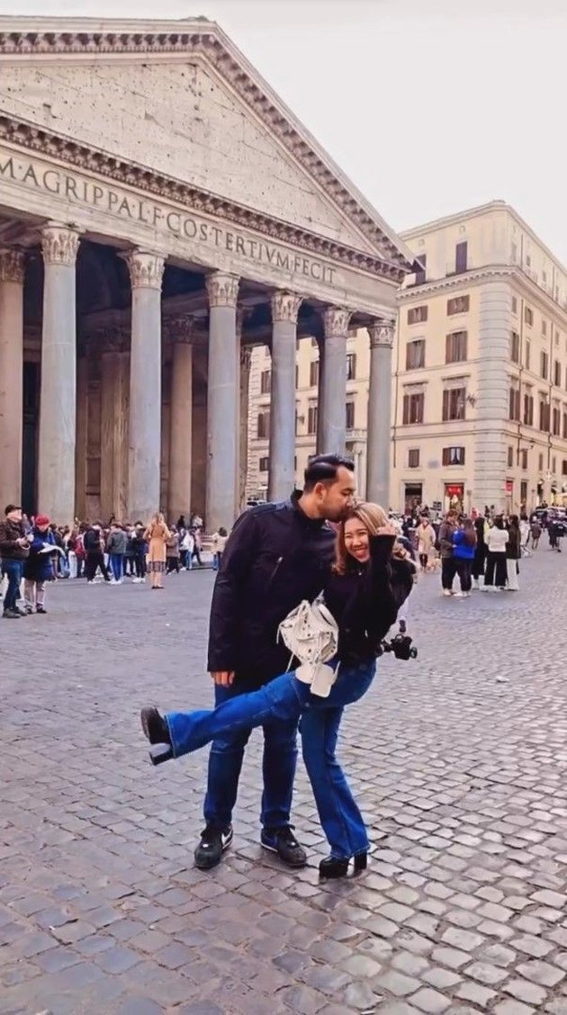 World Belongs to Both, Like These 8 Romantic Honeymoon Portraits of Kiky Saputri & M Khairi in Italy