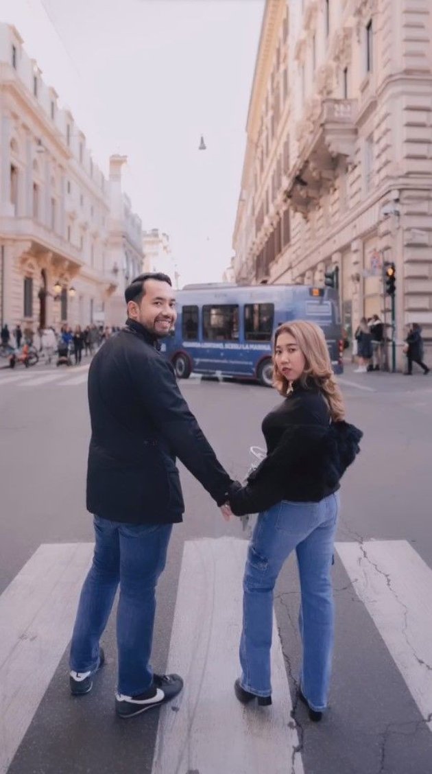 World Belongs to Both, Like These 8 Romantic Honeymoon Portraits of Kiky Saputri & M Khairi in Italy