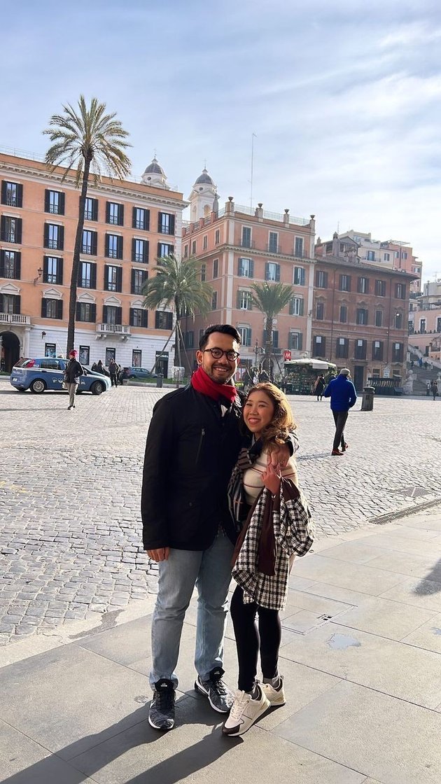 World Belongs to Both, Like These 8 Romantic Honeymoon Portraits of Kiky Saputri & M Khairi in Italy