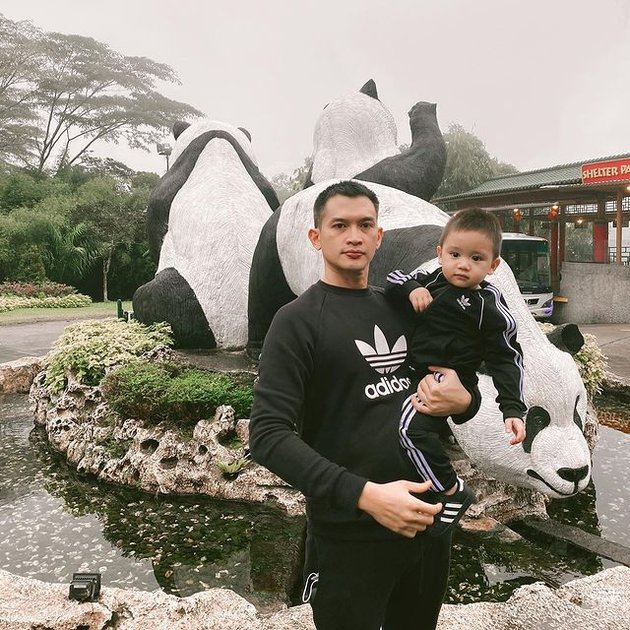 Handsome Father-Son Duo! 16 Photos of Rezky Aditya and Baby Athar Often Wearing Matching Outfits, Showing Their Cuteness