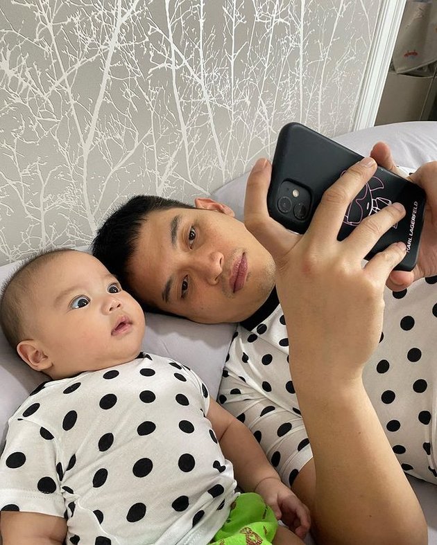 Handsome Father-Son Duo! 16 Photos of Rezky Aditya and Baby Athar Often Wearing Matching Outfits, Showing Their Cuteness