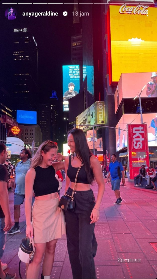 Beautiful Duo on Vacation Together, 8 Photos of Pevita Pearce & Anya Geraldine Having Fun Sightseeing - Still Eating Fried Noodles and Crackers in New York
