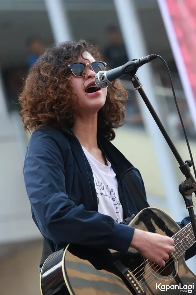 Meski usianya masih sangat belia, Dul memiliki kemampuan bermusik yang luar biasa.