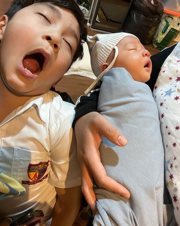 Duo R who are very harmonious, here are a series of sweet pictures of Rafathar while sleeping with and kissing his younger sibling, Baby Rayyanza