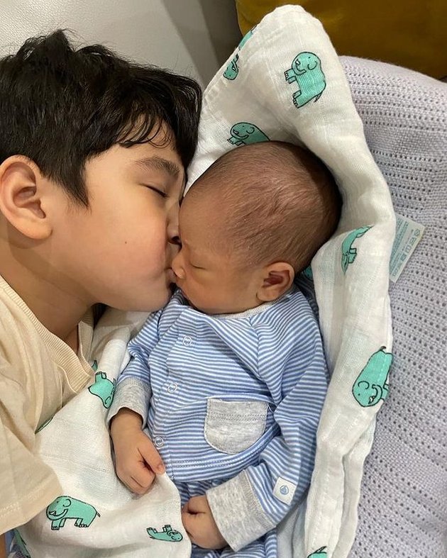 Duo R who are very harmonious, here are a series of sweet pictures of Rafathar while sleeping with and kissing his younger sibling, Baby Rayyanza
