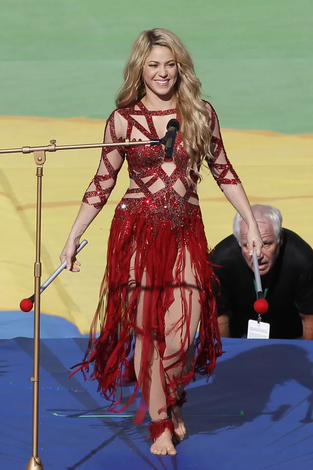Shakira tampil hot dengan gaun merah di Estadio Maracana, Rio De Jeneiro.