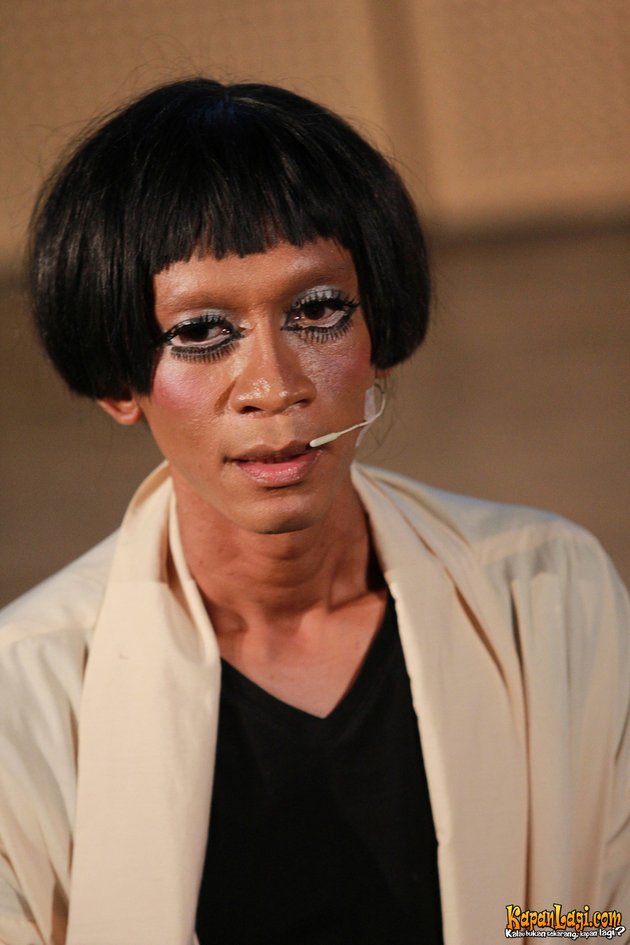 Dalam drama musikal ini, Aming tampil dengan make-up heboh dan unik.