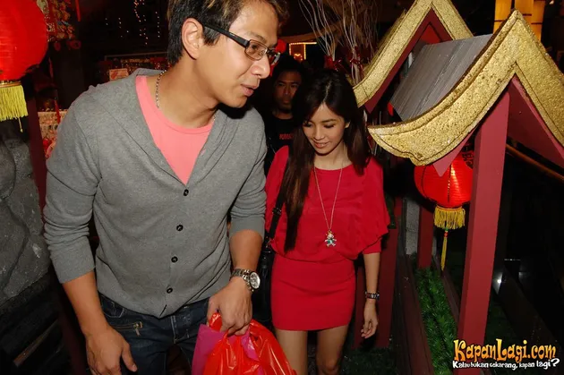 Delon dan Yeslin Rayakan Imlek