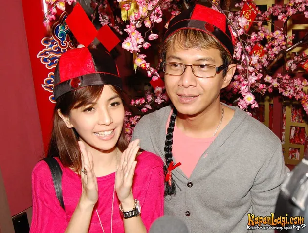 Delon dan Yeslin Rayakan Imlek