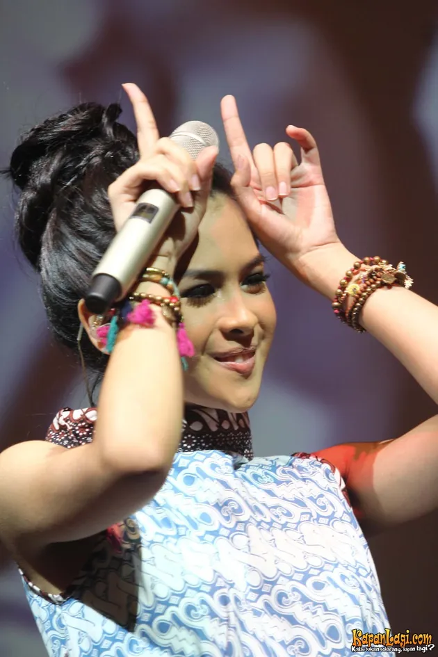 DESAIN BATIK CANTIK ALA MAUDY AYUNDA DI FESTIVAL MUSIK 