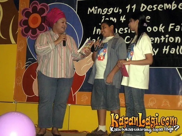 dewi hughes rilis buku