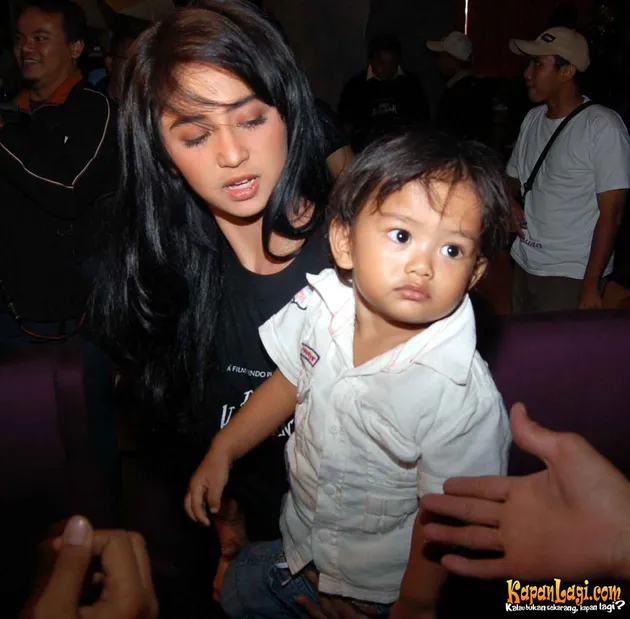 dewi perssik