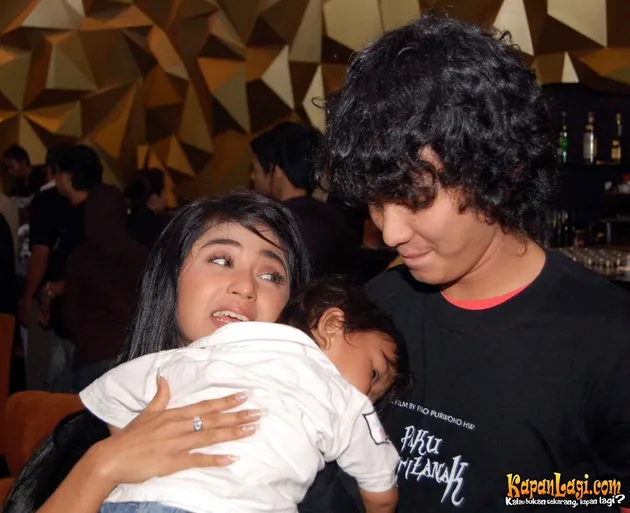 dewi perssik