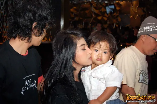 dewi perssik