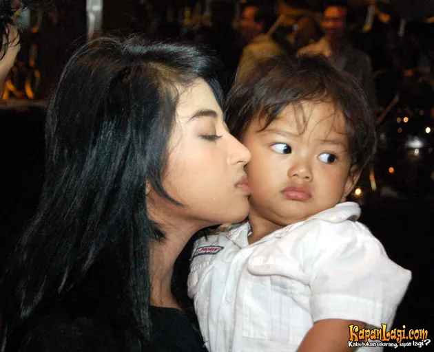 dewi perssik